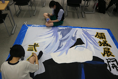 体育祭を彩る学級旗 制作中 夙川中学校 高等学校